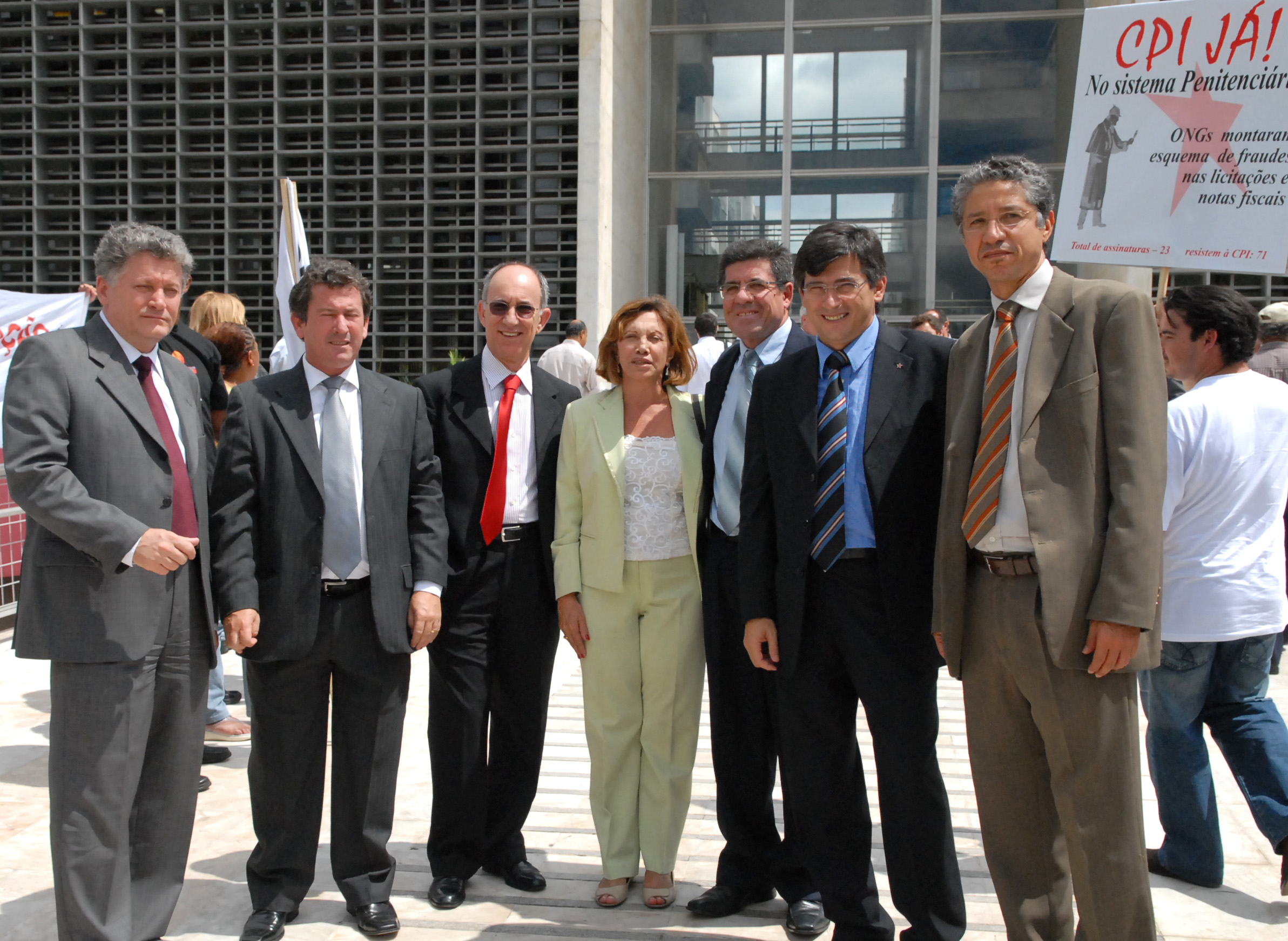 Deputados da Bancada do PT participam de ato para exigir que sejam implantadas de imediato CPIs - Comisso Parlamentar de Inqurito - para apurar denncias de corrupo e irregularidades na administrao do governo estadual<a style='float:right;color:#ccc' href='https://www3.al.sp.gov.br/repositorio/noticia/03-2008/Manifestacao CPIs-rob-_bancada pt-3.jpg' target=_blank><i class='bi bi-zoom-in'></i> Clique para ver a imagem </a>